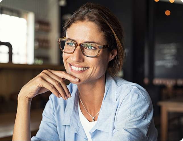Glückliche Frau mit Brille